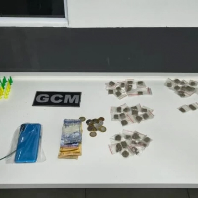 GCM apreende 187 porções de drogas e conduz suspeito por tráfico no Jardim Alegria