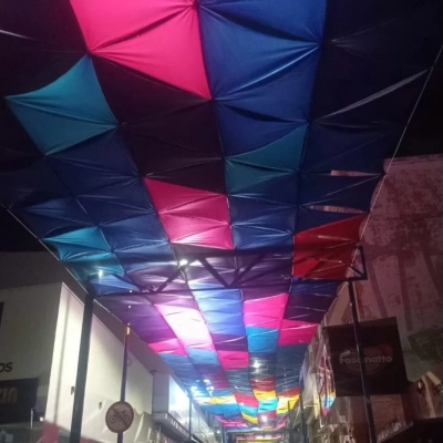 Programa “Adote Sorocaba” implanta tecidos coloridos na Rua Dr. Braguinha