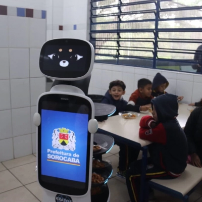 Robô garçom começou a participar da alimentação escolar nesta segunda-feira (11)