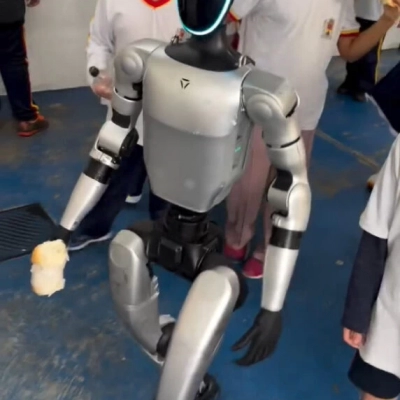 Alunos da rede municipal de Sorocaba recebem pão com creme de avelã e visita de robô humanoide