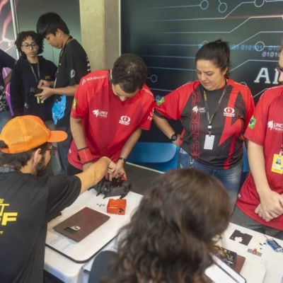 Tech Arena 2025 começa com pesagem e verificação de segurança de robôs