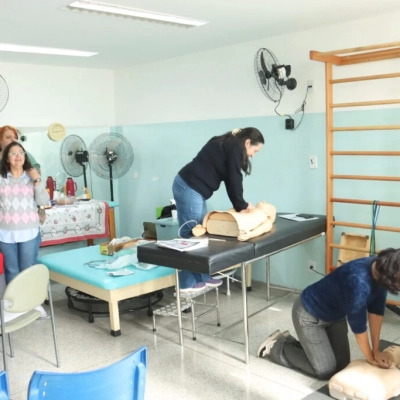 Profissionais da Policlínica recebem treinamento de Suporte Básico de Vida em celebração ao Mês da Enfermagem