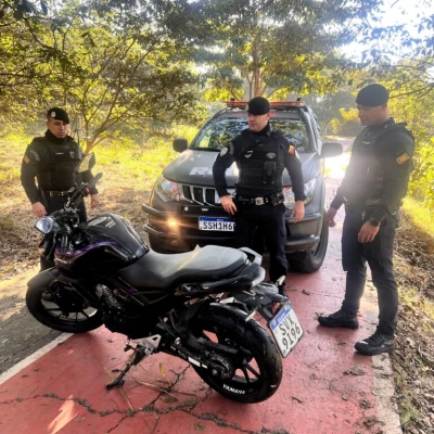 GCM de Sorocaba recupera motocicleta furtada abandonada em área de mata no Jardim Santo André