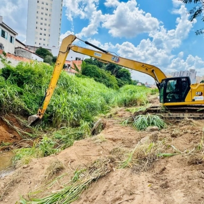 Saae/Sorocaba executa limpeza e manutenção em córrego no Jardim Piratininga