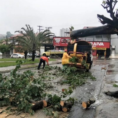 Equipes da Prefeitura de Sorocaba trabalham na limpeza e liberação de vias