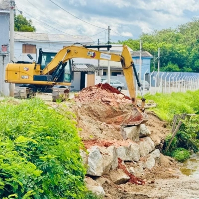 Saae/Sorocaba realiza manutenção de córrego no bairro Barcelona