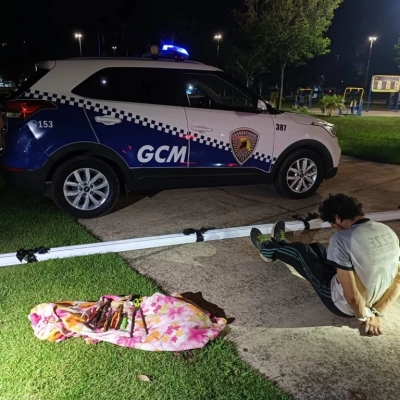 GCM prende acusado e evita furto na Biblioteca Municipal