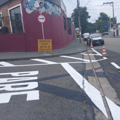 Prefeitura implanta sentido único de tráfego em rua no Jardim América