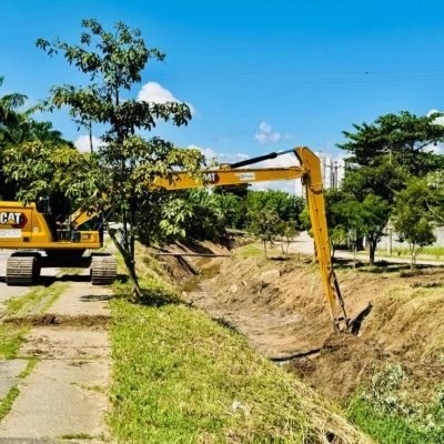 Saae/Sorocaba realiza limpeza e manutenção em córrego no Jd. Europa