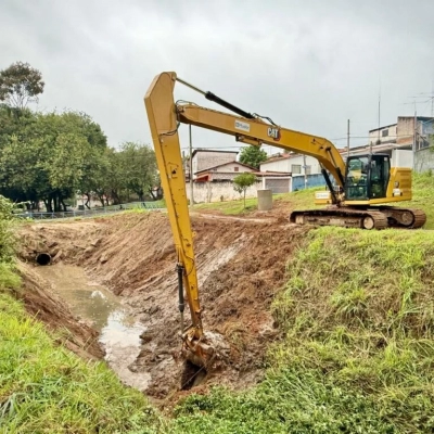 Saae/Sorocaba efetua limpeza e manutenção preventiva de córrego na Vila Jardini
