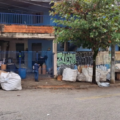 Operação Ferro-Velho interdita 3 estabelecimentos irregulares