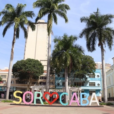 Secretaria da Mulher realiza ação na Praça Central em referência ao Agosto Lilás