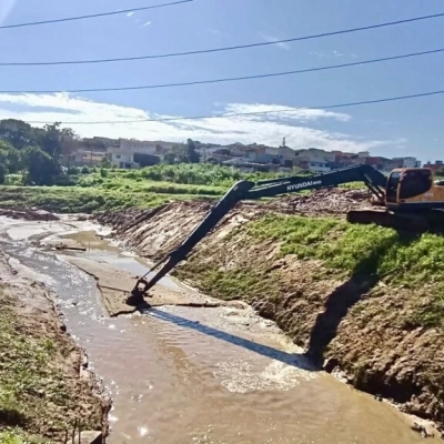 Saae/Sorocaba realiza manutenção preventiva no córrego Itanguá