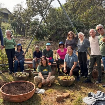 Clube de Jardinagem realiza plantio de mudas no Jardim de Suculentas