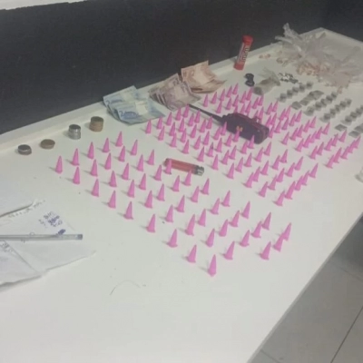 GCM prende homem com radiocomunicador e 452 porções de drogas no Jardim São Marcos