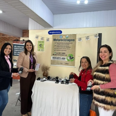 Metareciclagem entrega 20 celulares ao programa conecta elas