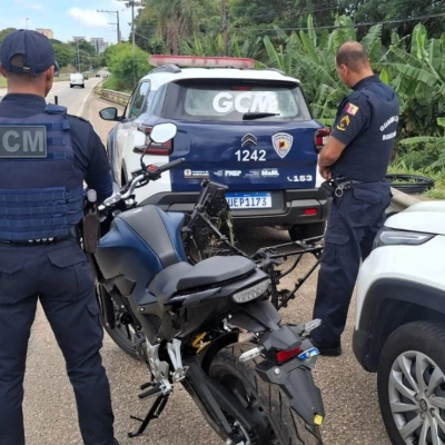 Motocicleta furtada é localizada pela GCM em área de mata na região do Granja Olga
