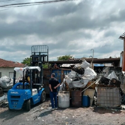 Operação Ferro-Velho interdita estabelecimento irregular no bairro Cajuru do Sul