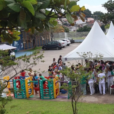 Prefeitura entrega mais de 900 cestas básicas a famílias em situação de vulnerabilidade em vários bairros da cidade