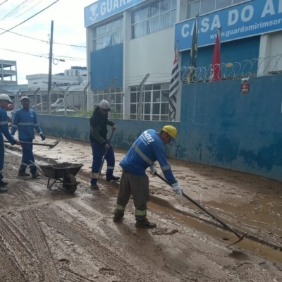Equipes da Prefeitura de Sorocaba estão mobilizadas para atender ocorrências relacionadas às chuvas do fim de semana