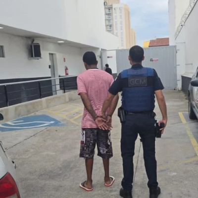 GCM detém procurado pela Justiça no Jd. Brasilândia após alerta de câmera de monitoramento