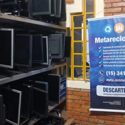 Metareciclagem arrecada uma tonelada de lixo eletrônico em drive-thru