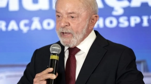 Lula inicia radioterapia após retirada de lesão no couro cabeludo