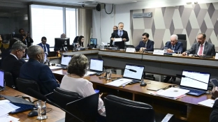 CCJ do Senado aprova PEC que acaba com jornada 6x1