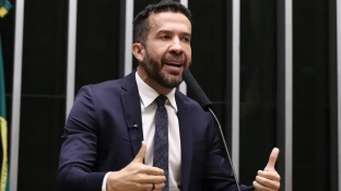 Deputado André Janones é internado com arritmia em São Paulo