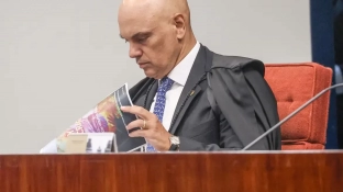 Moraes dá 24 horas para Bolsonaro explicar arma apreendida em blitz