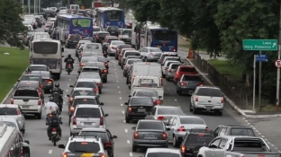 Gasolina e alimentos pressionam, e prévia da inflação sobe para 0,89%