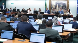 Deputados votam redução da maioridade penal em comissão