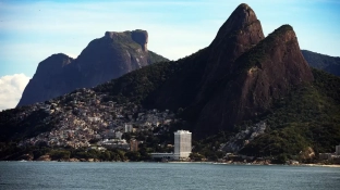 Operação policial deixa visitantes "ilhados" em cartão-postal do Rio