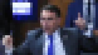 Em dia de operação contra Jair Bolsonaro, Flávio desembarca na Europa
