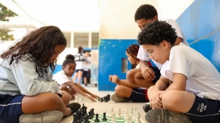 MEC fará pesquisa sobre impacto da restrição de celular nas escolas