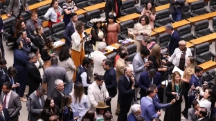 Câmara vota para derrubar veto ao PL da Dosimetria; falta o Senado