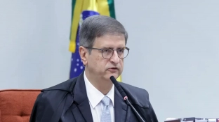 PGR pede anulação de investigação sobre conversas de Moraes e Vorcaro