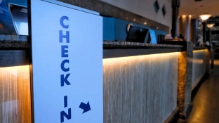 Hospedagens têm até esta segunda para adotar check-in digital