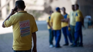 Trabalhadores dos Correios estão em greve por tempo indeterminado