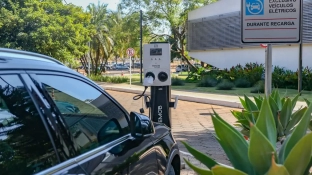 Governo mantém elevação de tarifas a carro elétrico e renova cota zero
