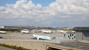 Aviões quase batem durante taxiamento no Aeroporto Internacional de SP