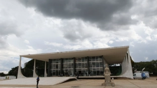 Zambelli pede ao STF salvo-conduto para vir ao Brasil votar na mãe