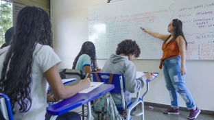 Flávio quer escolas militares; Lula propõe ampliar educação integral