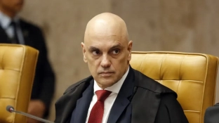 Moraes suspende visitas de Flávio a Bolsonaro na prisão domiciliar