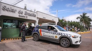 Moraes nega livre acesso de filhos de Bolsonaro à prisão domiciliar