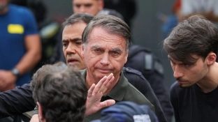 Moraes nega pedido da defesa e mantém prisão domiciliar de Bolsonaro
