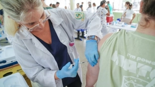 São Paulo inicia vacinação contra a dengue e Instituto Butantan anuncia investimento de R$ 1,8 bilhão em novas fábricas e modernização