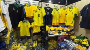 Polícia de SP apreende 2 mil camisas e 85 mil figurinhas falsificadas da Copa do Mundo
