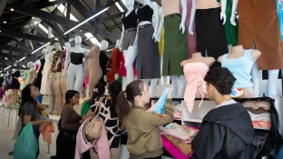 Veja cuidados ao cortar a etiqueta das roupas, segundo o Ipem-SP
