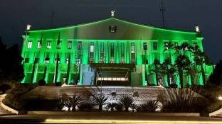 Palácio dos Bandeirantes recebe iluminação verde em apoio à campanha de conscientização sobre glaucoma